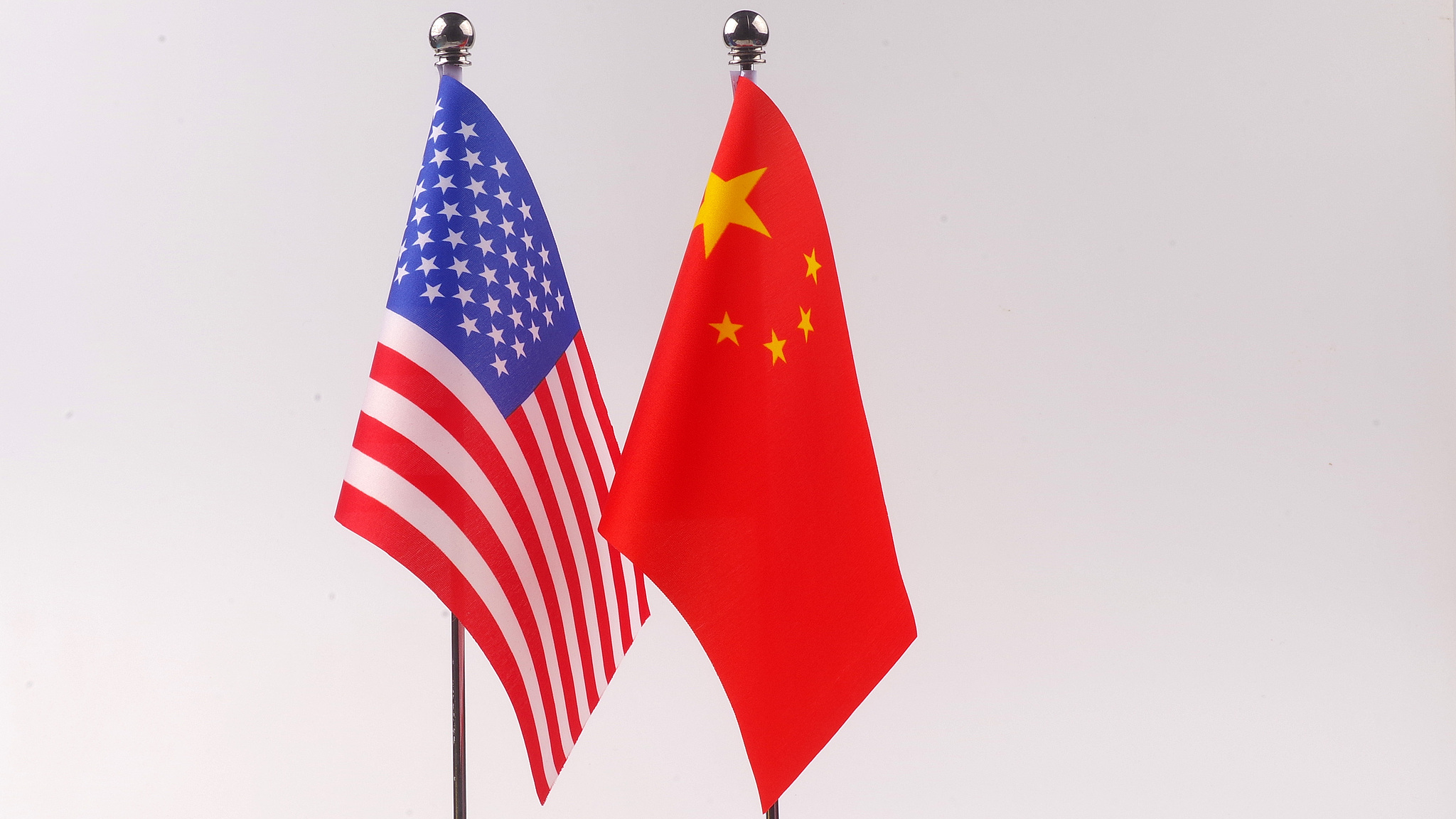 The national flags of China and the United States. /VCG