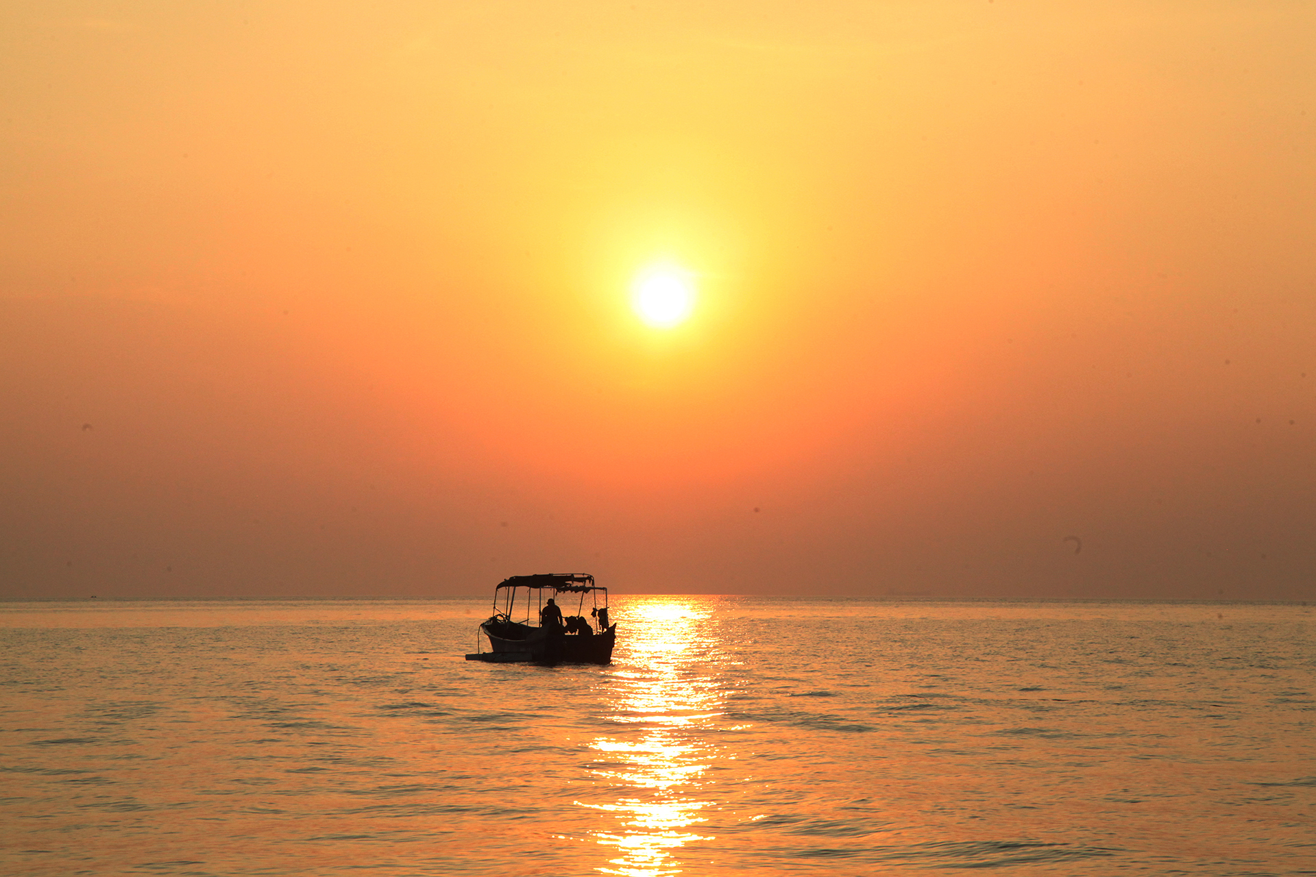 The sunset is viewed from Shiluokou Beach on Weizhou Island in Beihai, Guangxi. /CGTN