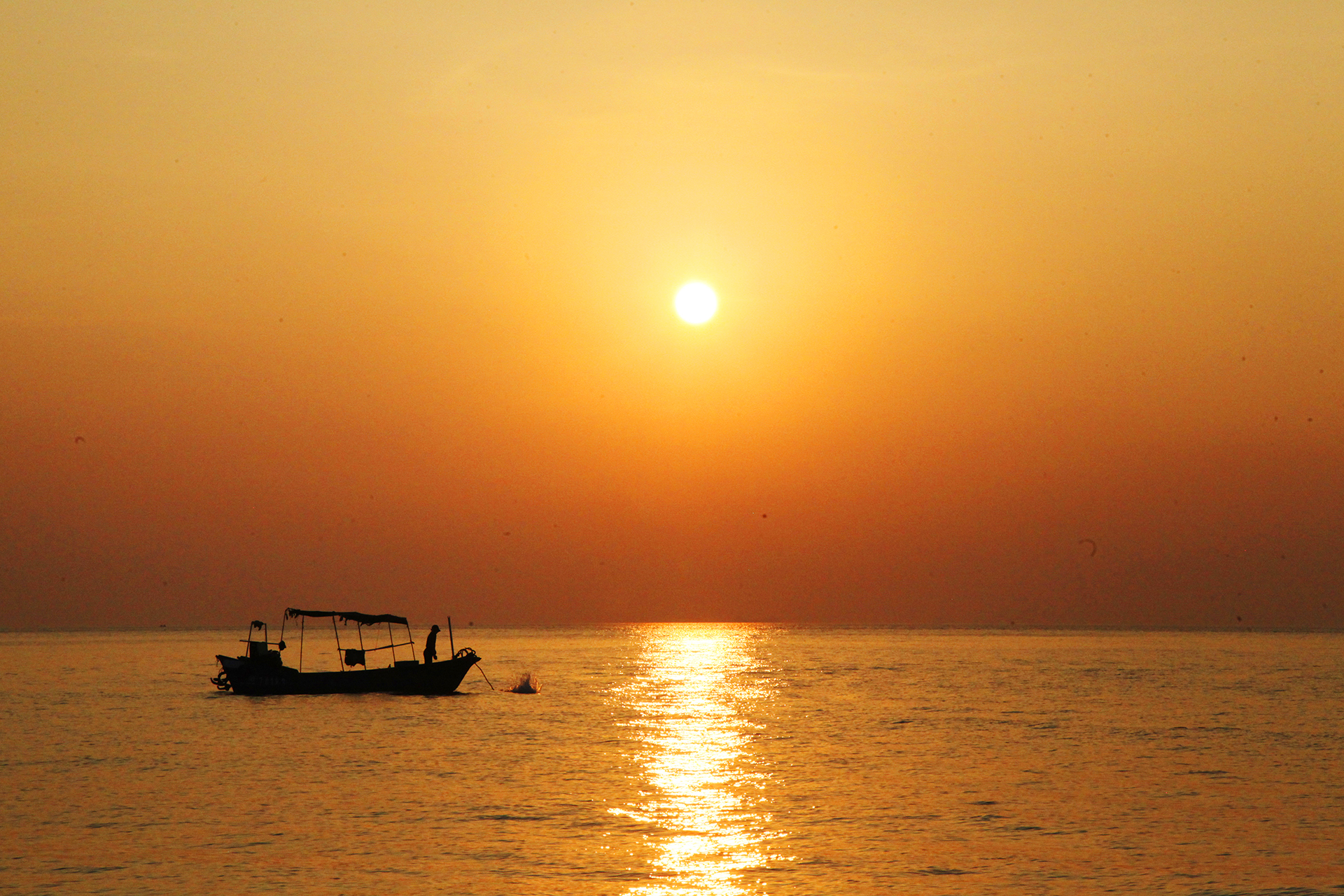 The sunset is viewed from Shiluokou Beach on Weizhou Island in Beihai, Guangxi. /CGTN