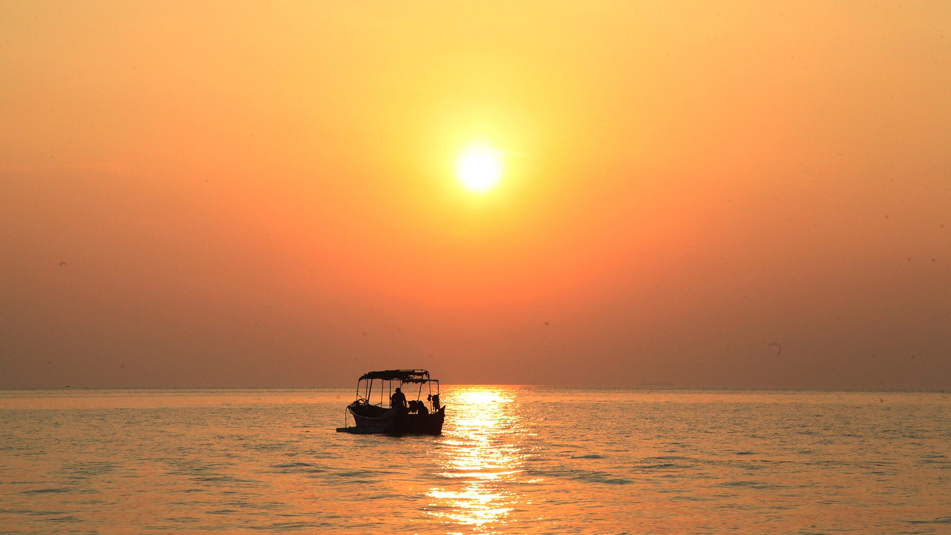 Experience a dreamy sunset on Weizhou Island