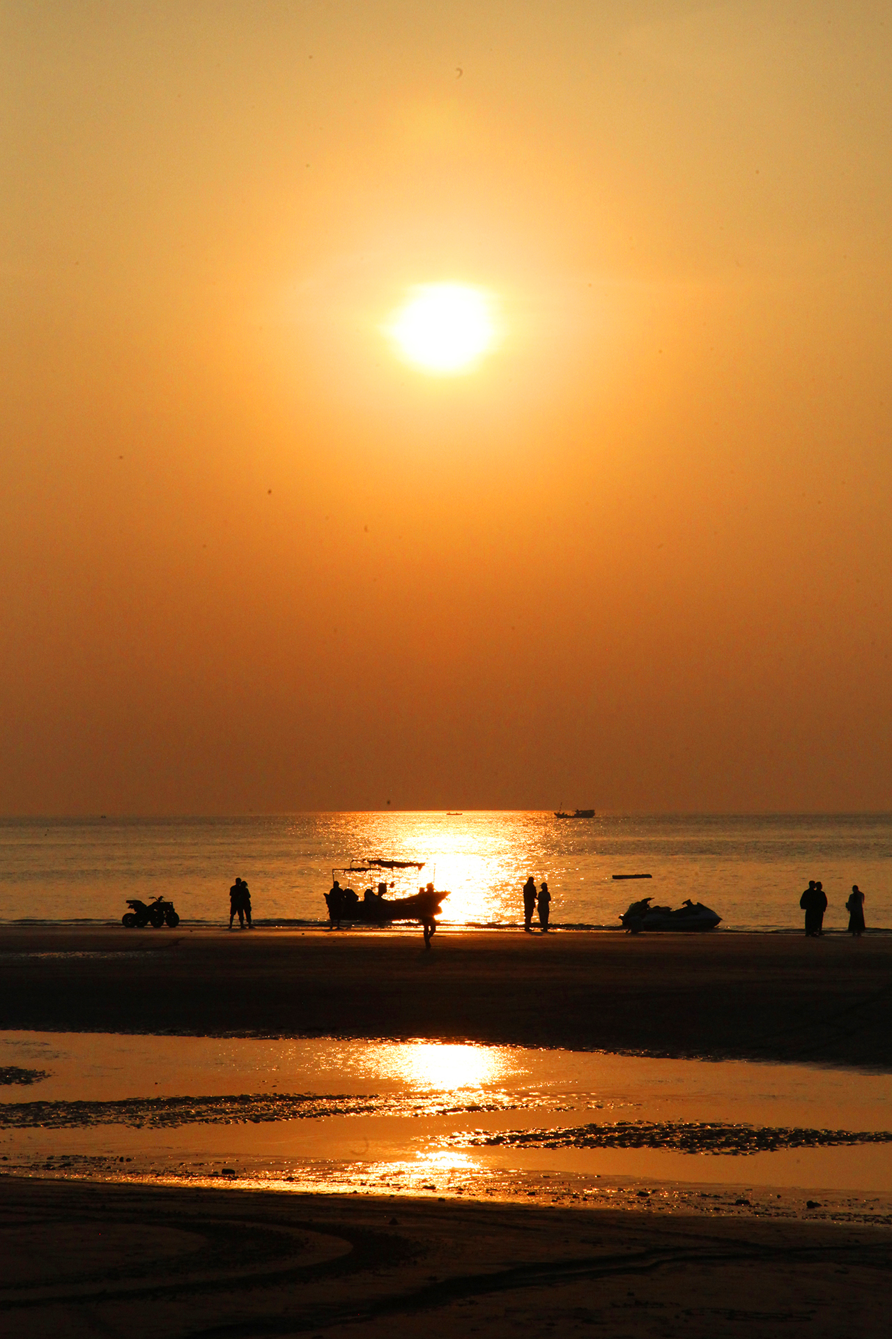 Visitors watch the sunset at Shiluokou Beach on Weizhou Island in Beihai, Guangxi. /CGTN