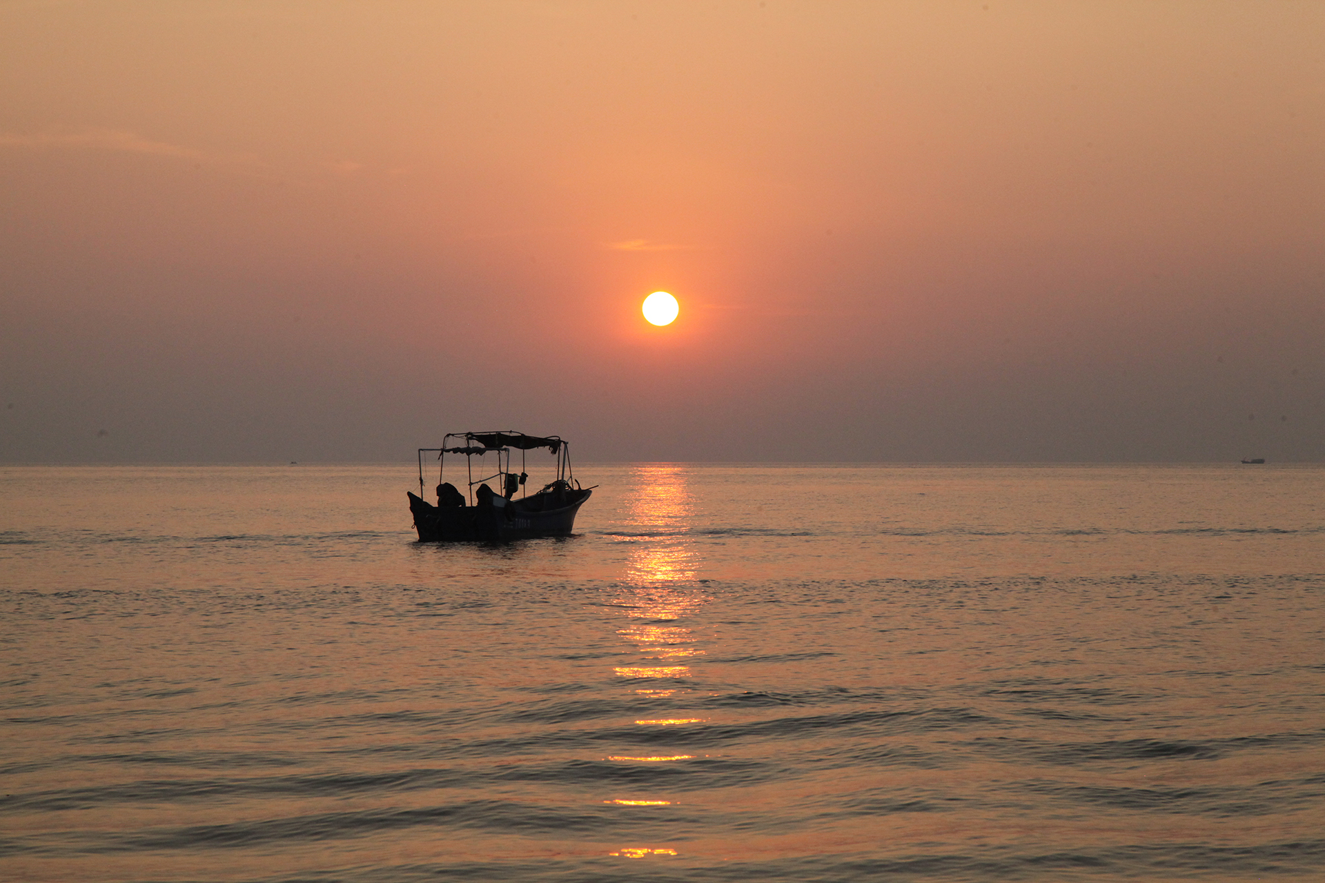 The sunset is viewed from Shiluokou Beach on Weizhou Island in Beihai, Guangxi. /CGTN