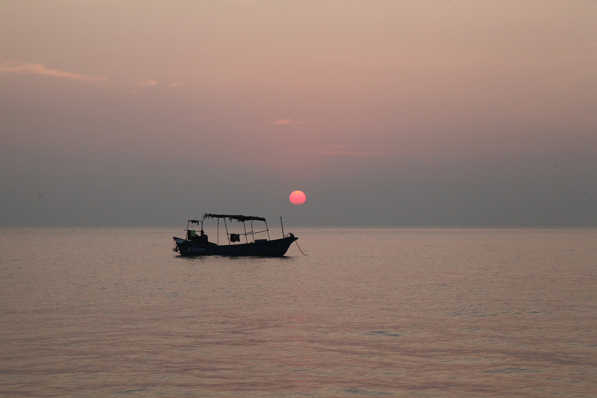 The sunset is viewed from Shiluokou Beach on Weizhou Island in Beihai, Guangxi. /CGTN