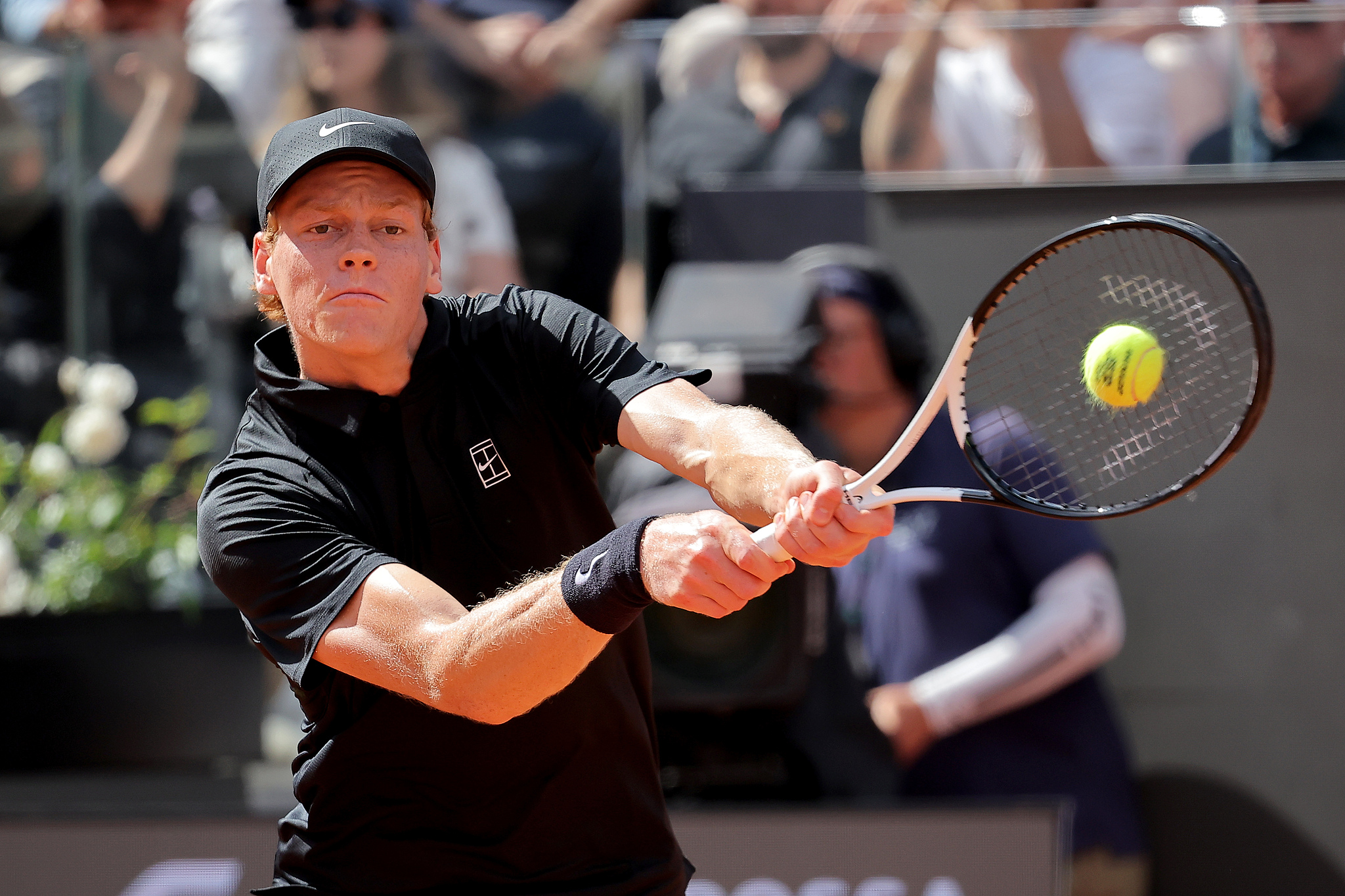 Italy's Jannik Sinner hits a shot against his compatriot Andrea Pellegrino in a men's singles round of 16 match at the Italian Open in Rome, Italy, May 12, 2026. /VCG