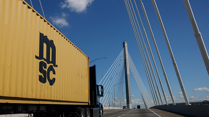 A cargo container is transported on a truck at the Port of Los Angeles in Los Angeles, California, October 15, 2025./ VCG