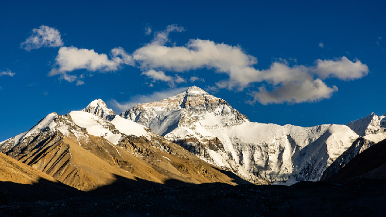 Live: The majestic Qomolangma – Witness to Xizang's beauty and growth