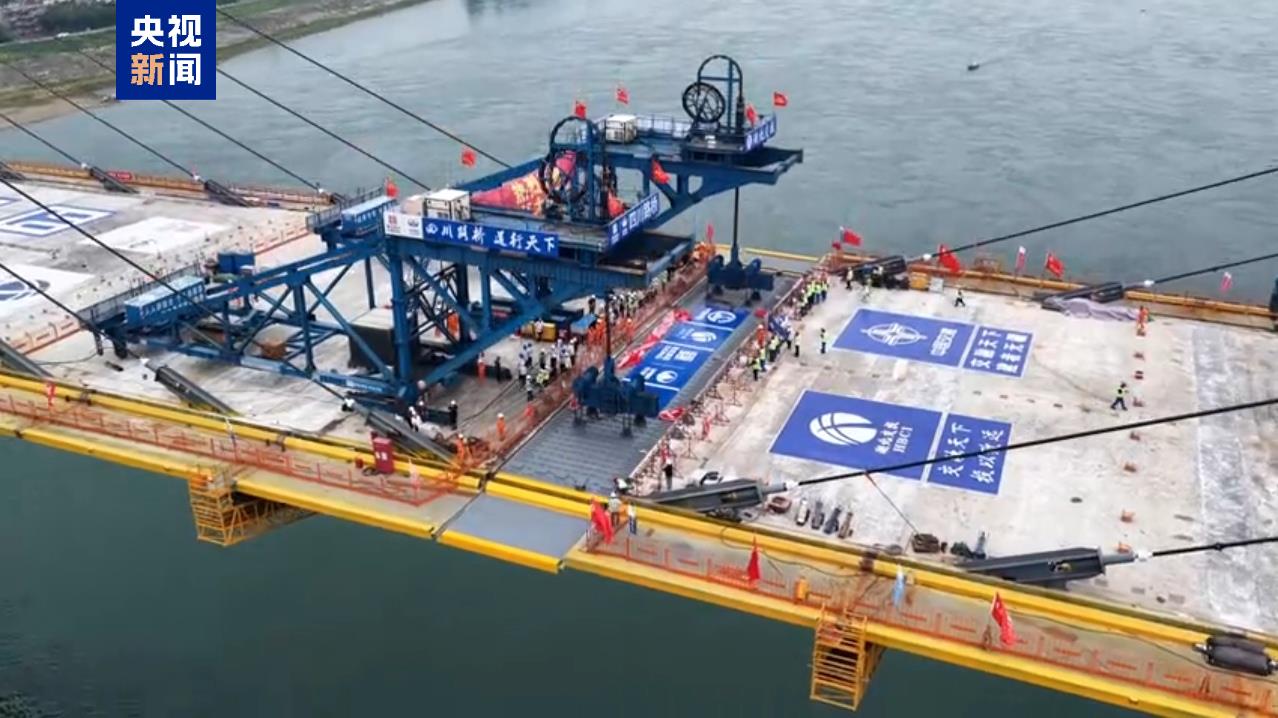 The Zhijiang Yangtze River Bridge, a key project on the Dangyang-Zhijiang-Songzi Expressway, completes its main closure, central China's Hubei Province, May 15, 2026. /CMG