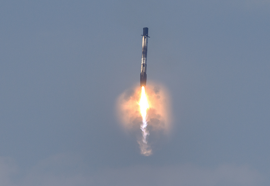 The Falcon 9 booster approaches landing after NASA's SpaceX CRS-34 mission lifts off, Florida, US, May 15, 2026. /VCG