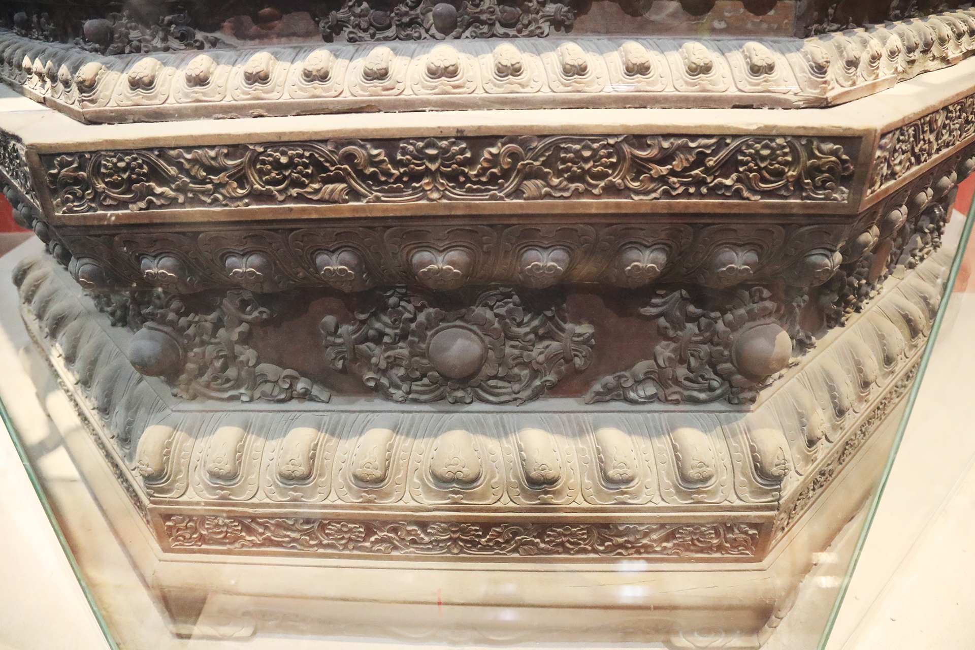 A close-up shows the base of the golden nanmu pagoda at the Luoyang Museum in Henan Province. /CGTN