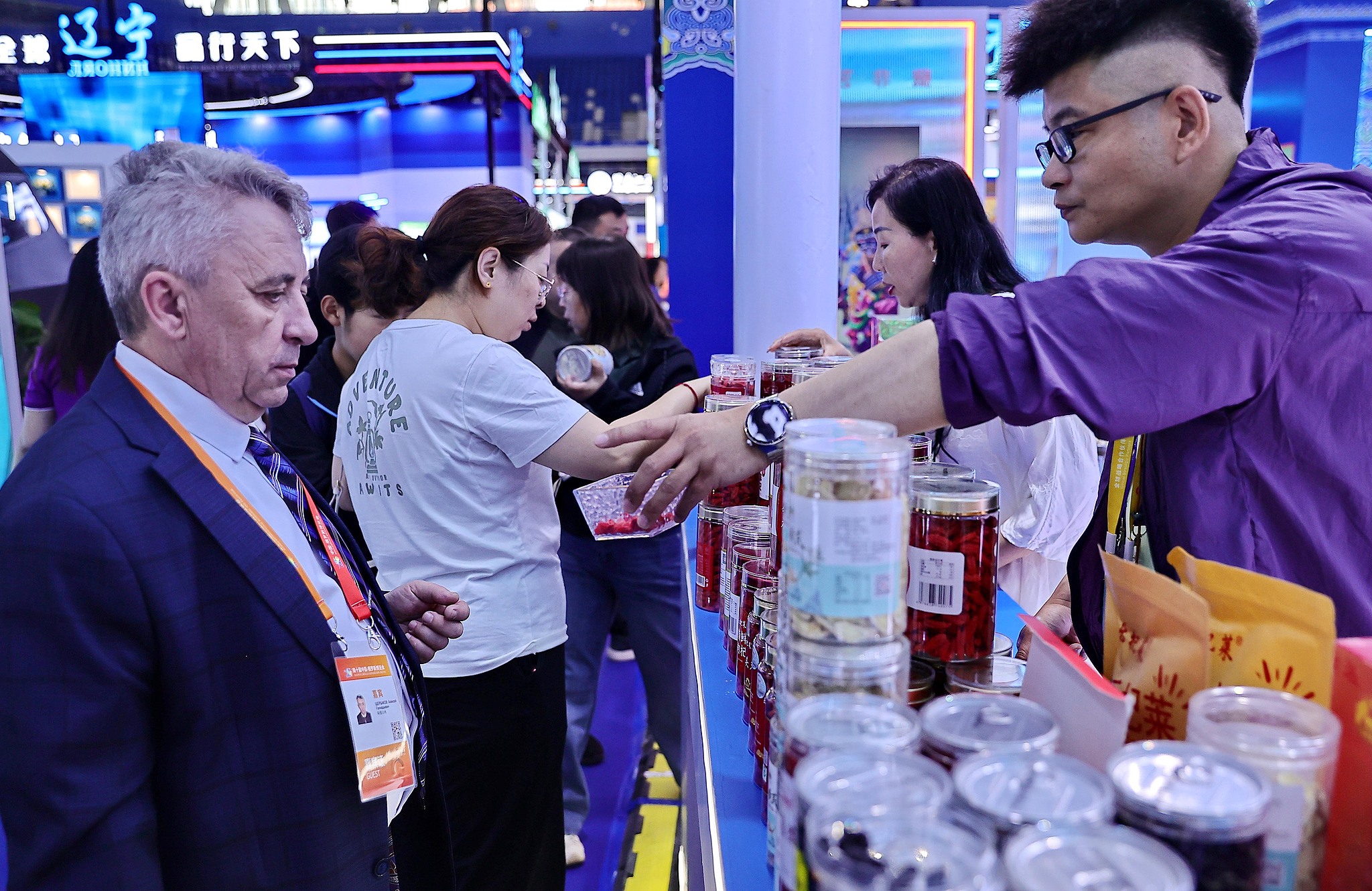 Visitors seen selecting products at the 10th China-Russia Expo in Harbin, Heilongjiang Province, China, May 17, 2026. /VCG