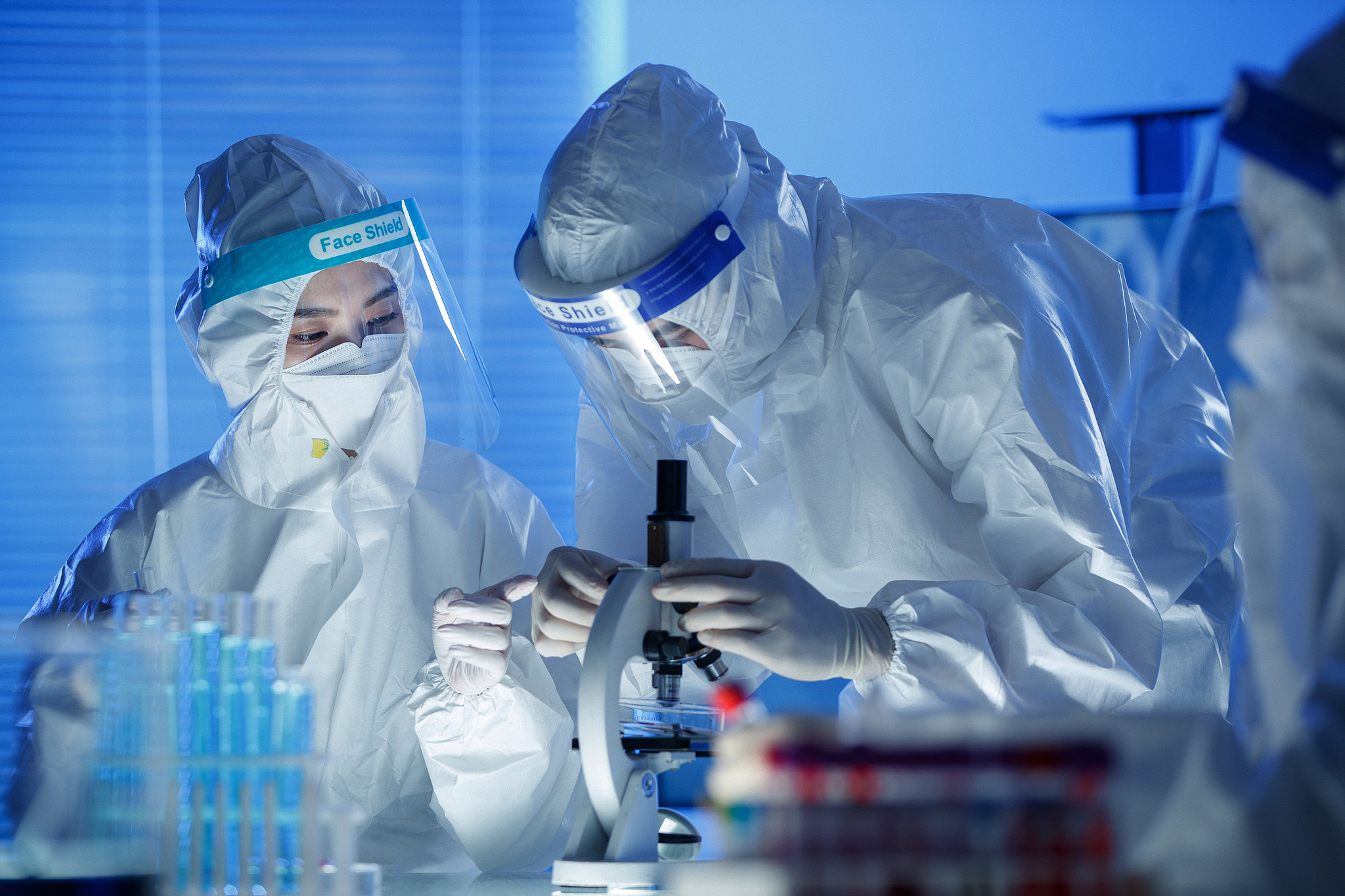 Medical workers do research in a lab. /VCG