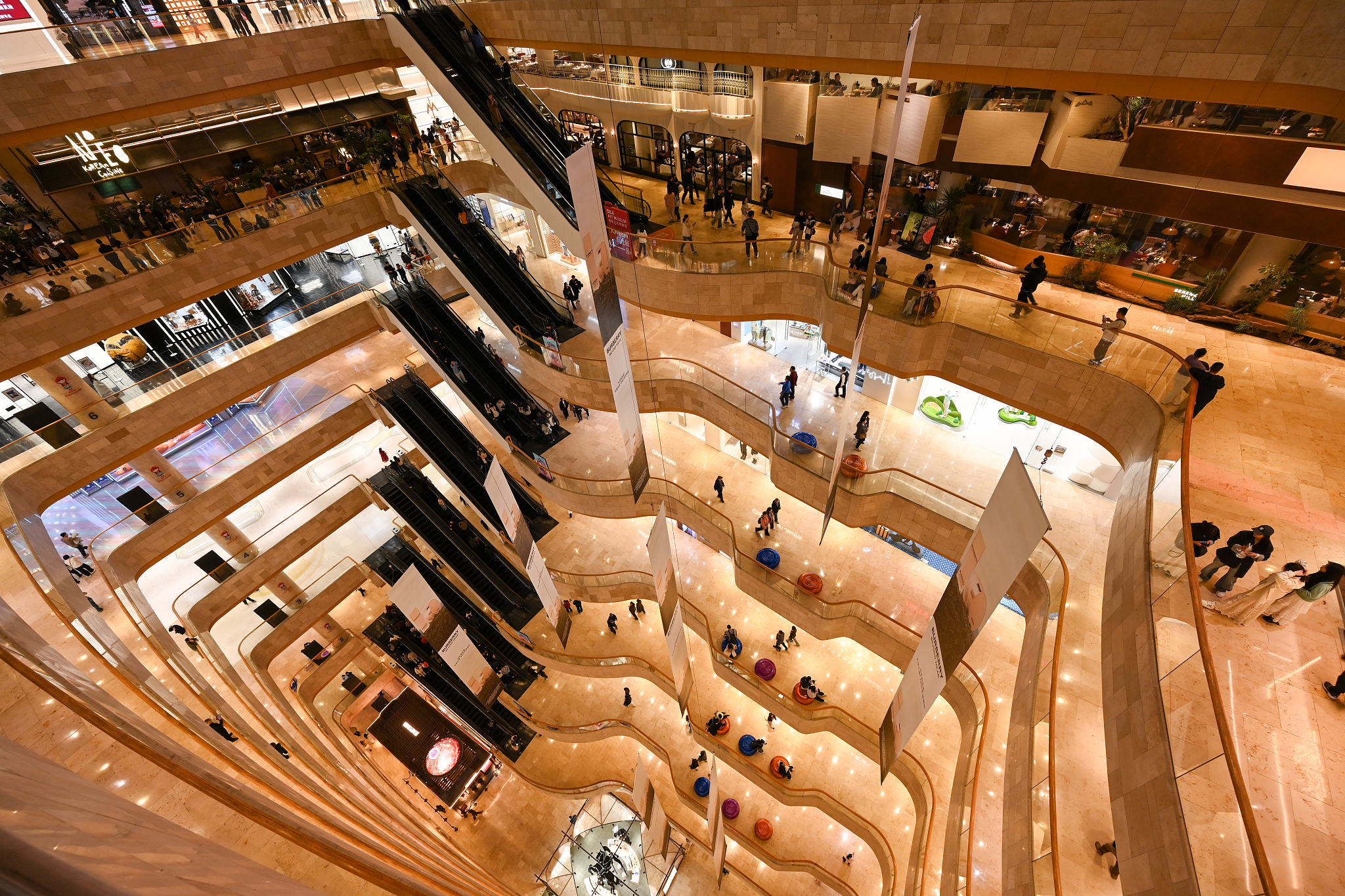 A view of the interior of Deji Plaza in Nanjing, Jiangsu Province, China, March 21, 2026. /VCG