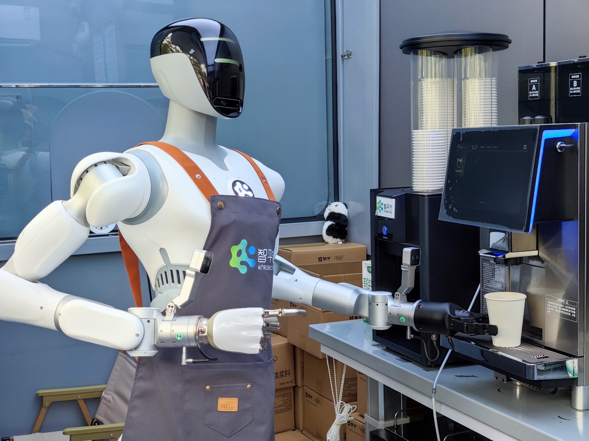 Filepic: A robot preparing coffee beverages and ice cream at a coffee kiosk where customers can scan the QR codes to place their orders, Shenzhen, Guangdong Province, China, May 17, 2026. /VCG