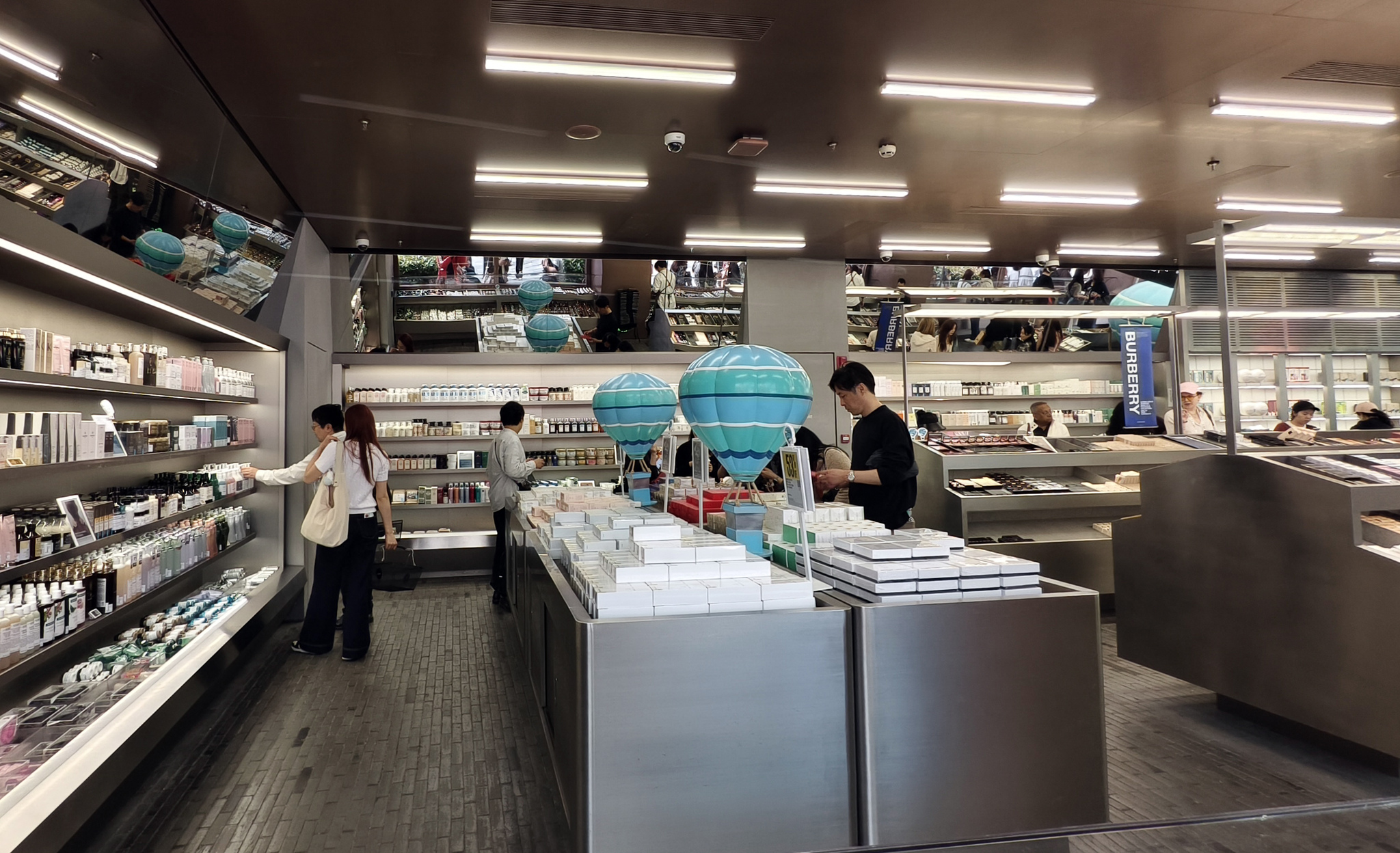 At the entrance of the HARMAY warehouse-style duty-free store, this store offers the 