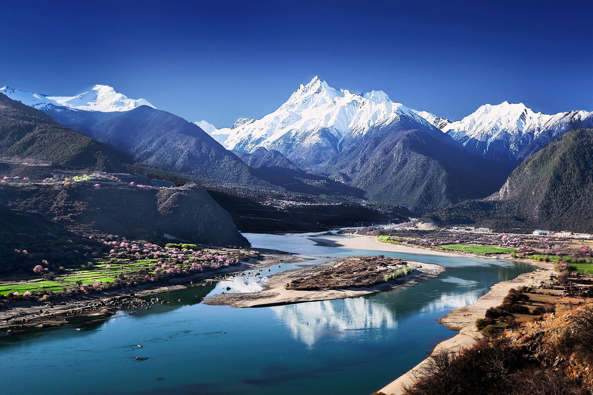 Snow-capped peaks reflected in the Yarlung Zangbo River, Xizang Autonomous Region, southwest China. /VCG