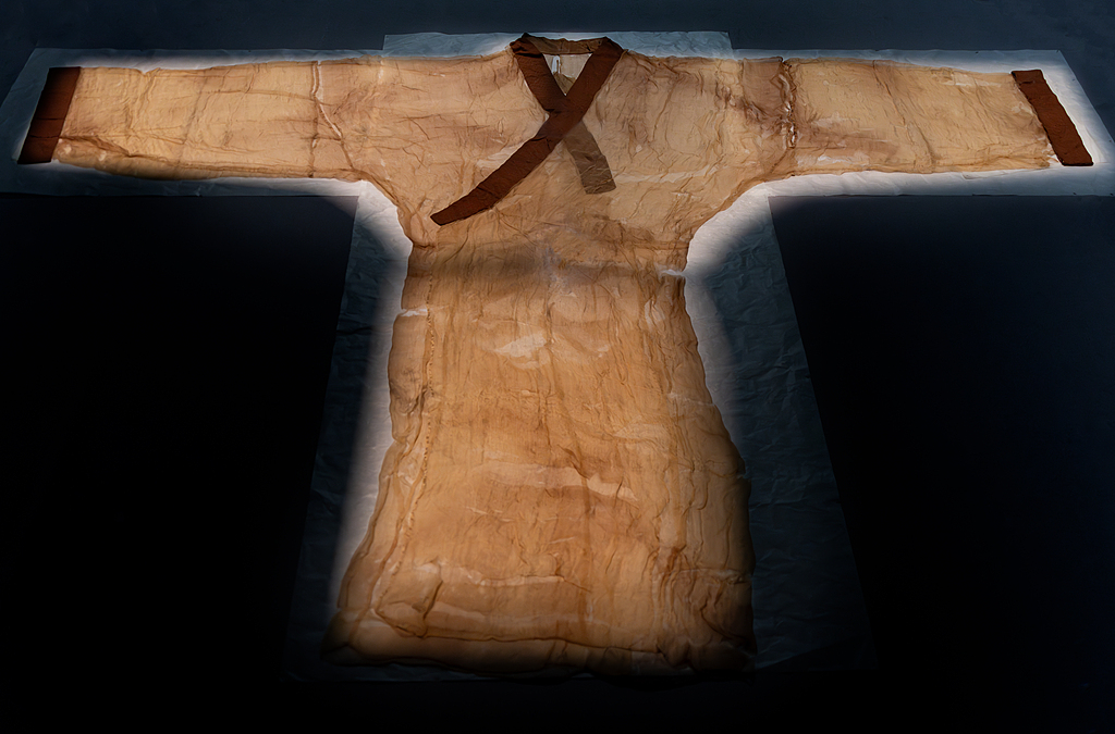 A plain unlined gauze gown, weighing only 48 grams, made in the Western Han Dynasty (206 BC-AD 25), Hunan Museum. /VCG