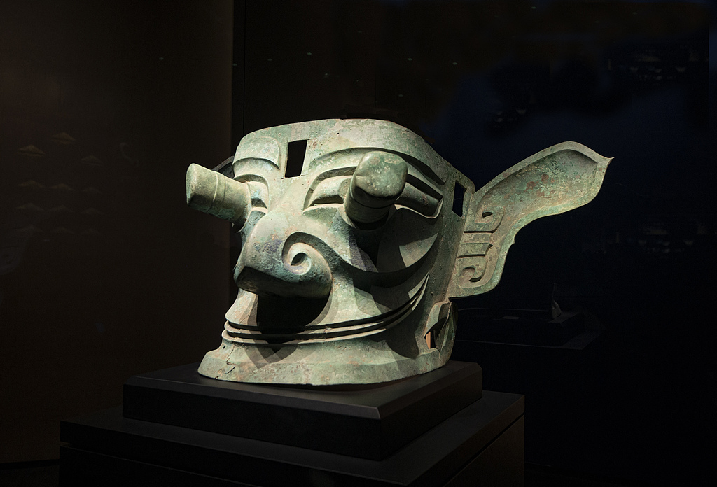 Bronze mask with protruding eyes, Sanxingdui Museum. /VCG