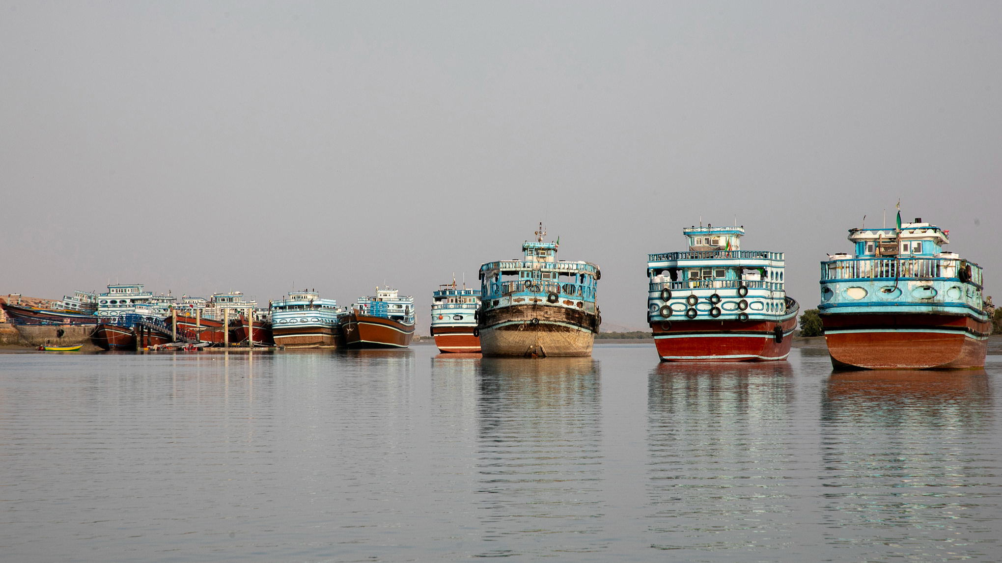 Fishing boats sit idle along the Strait of Hormuz, Qeshm Island, Iran, May 17, 2026. /VCG