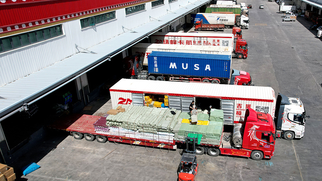 A view of the logistics vehicles being loaded at the South Asia Cross-Border E-Commerce Industrial Park in Lhasa, Xizang, May 11, 2025. /VCG