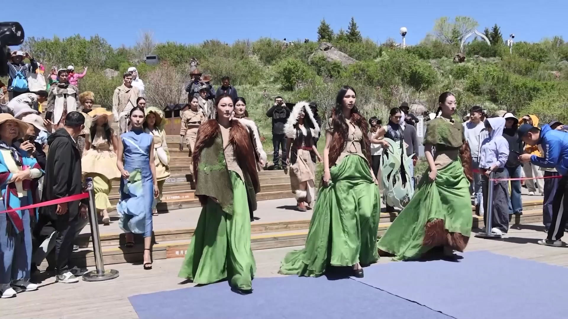 A lakeside fashion show with a Xinjiang culture heritage