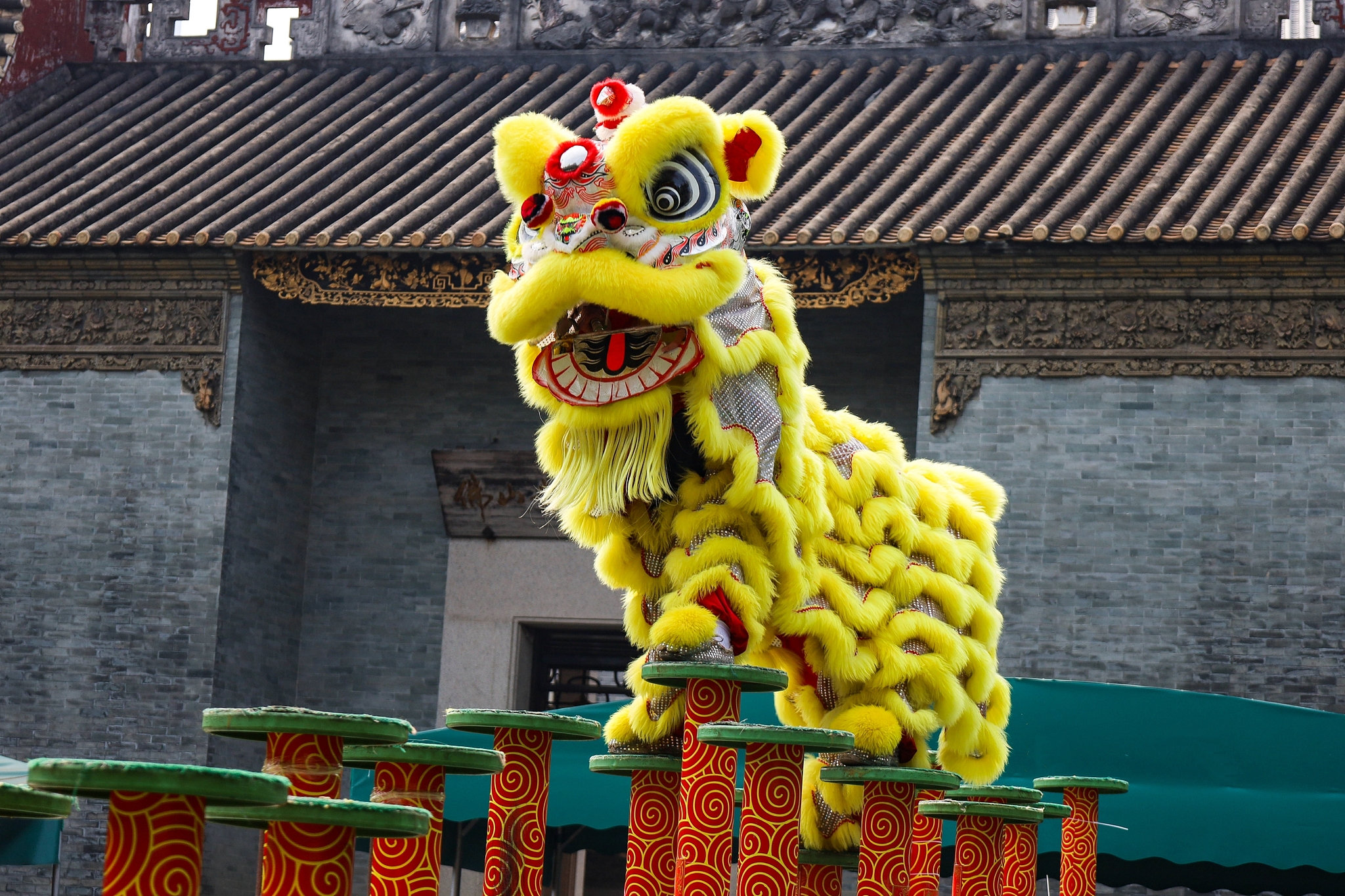 Listed as a national intangible cultural heritage in China in 2006, the Guangdong lion dance is a traditional folk art that combines dance, music and martial arts. /VCG