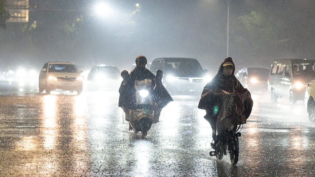 People travel in the rain in Wuhan, central China's Hubei Province, May 18, 2026. /VCG