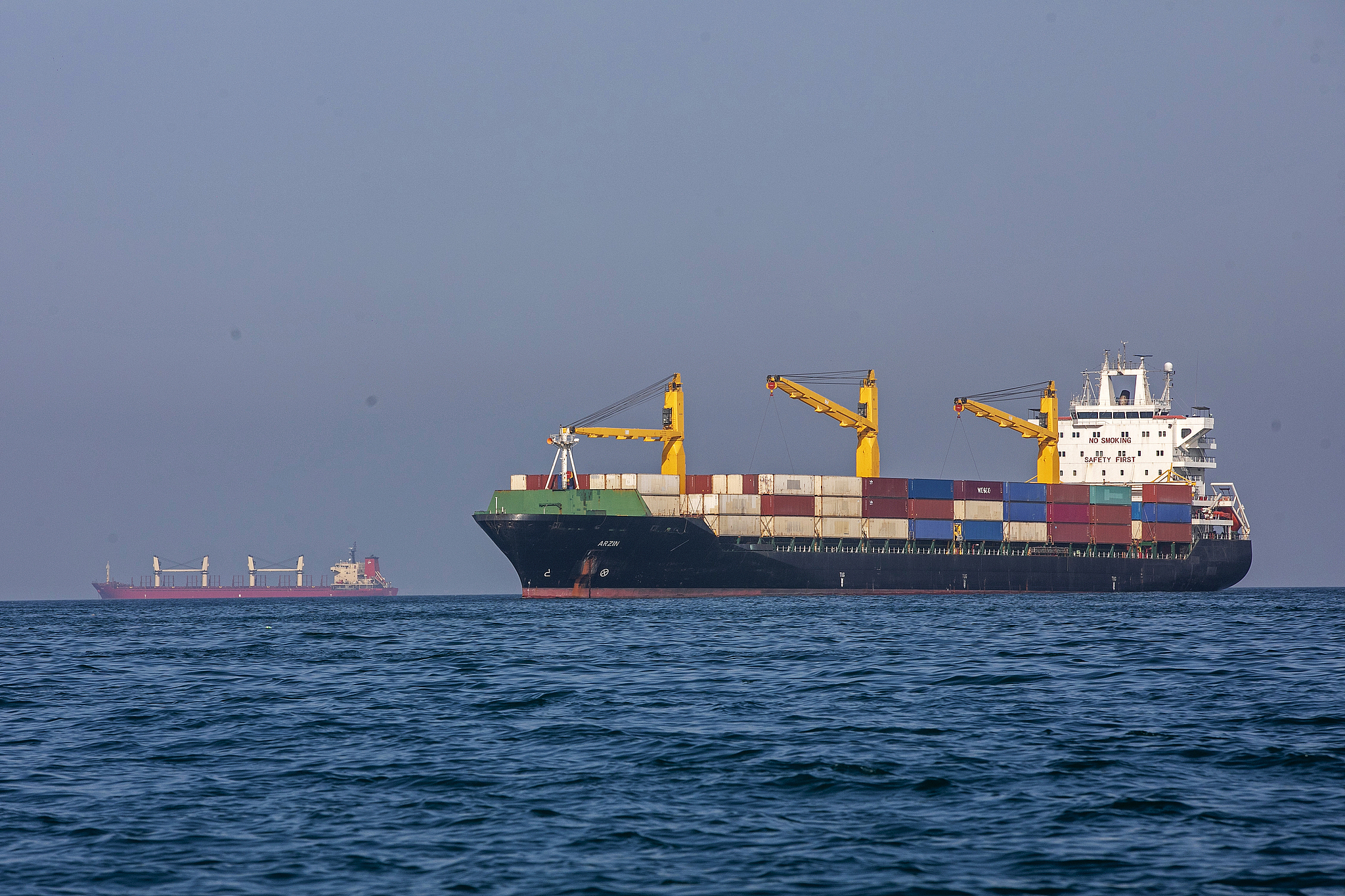 Ships remain anchored in the Strait of Hormuz near Larak Island, Iran, May 16, 2026. /VCG