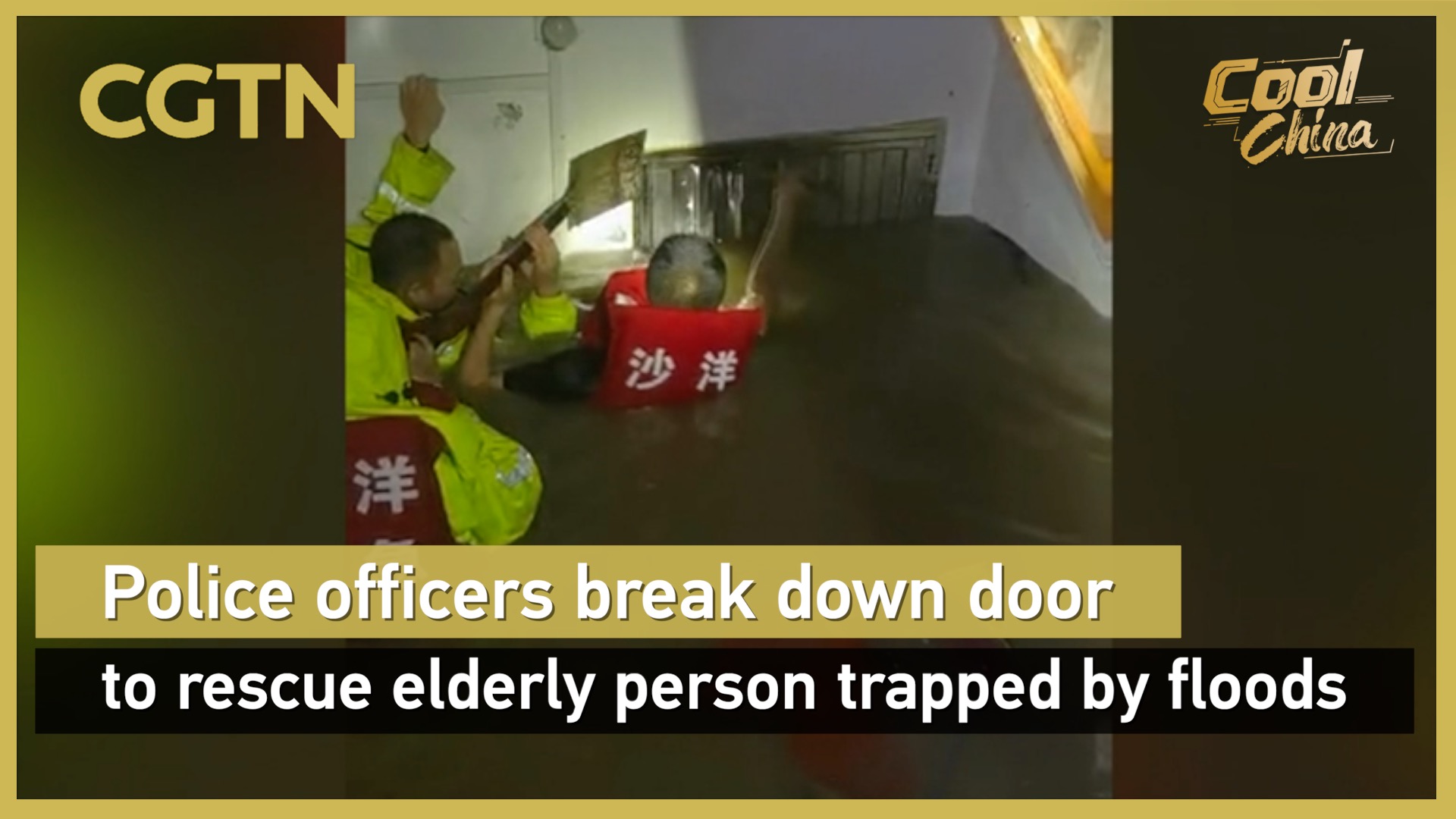 Police officers break down door to rescue elderly person trapped by floods 