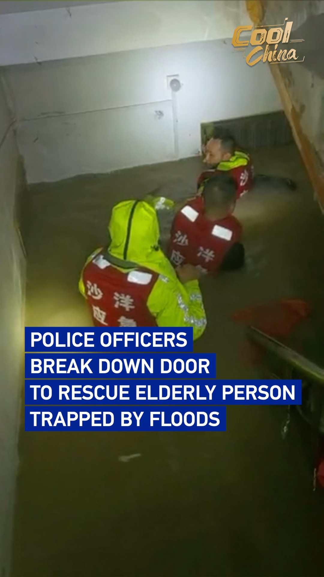 Police officers break down door to rescue elderly person trapped by floods 