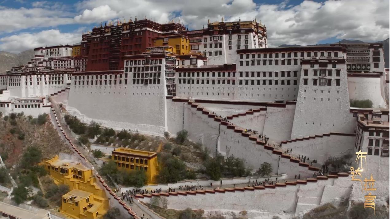 The Potala Palace under clear skies in Lhasa. /CGTN