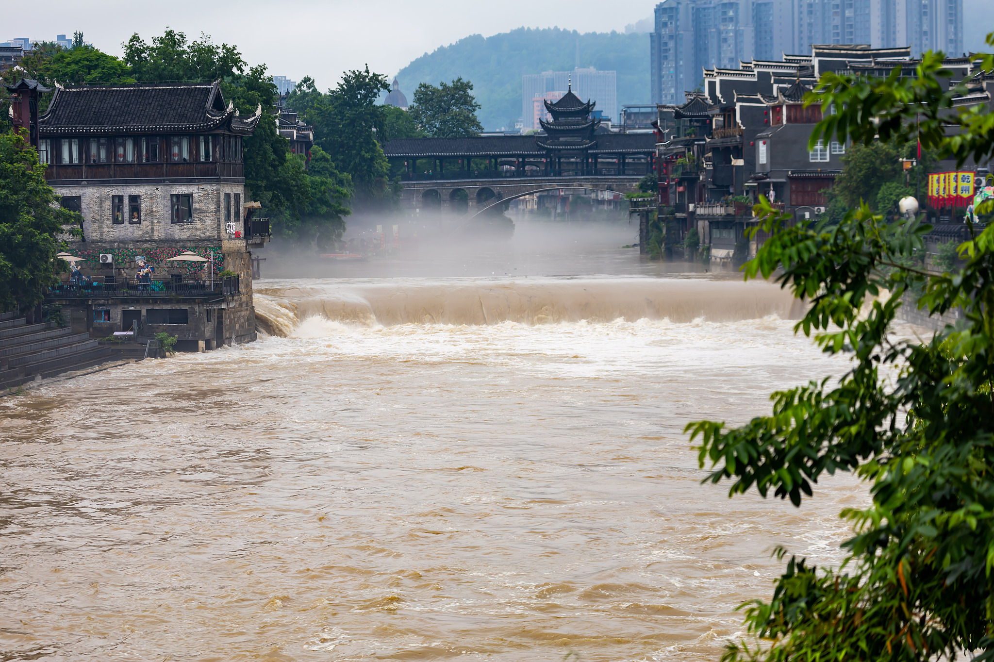 Water surges in the Wanrong River in Xiangxi Tujia and Miao Autonomous Prefecture, Hunan Province, central China, May 17, 2026. /VCG