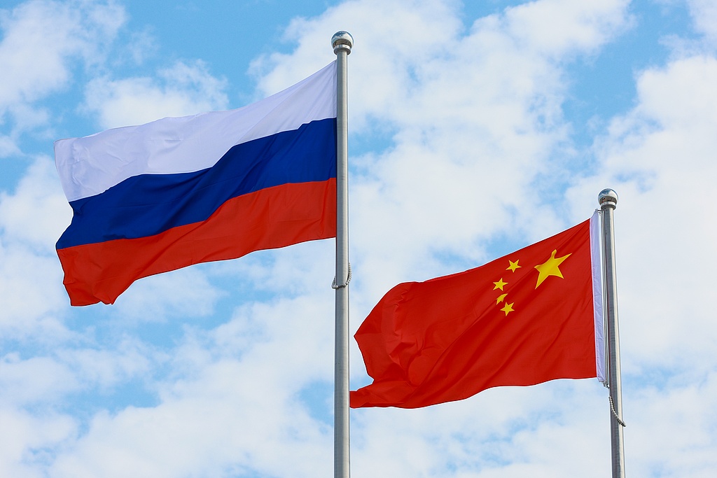  National flags of China and Russia, August 31, 2025. /CFP