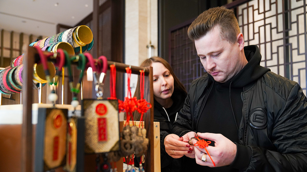 Russian tourists buy traditional Chinese goods in Raohe, Heilongjiang Province, China, October 11, 2025. /VCG