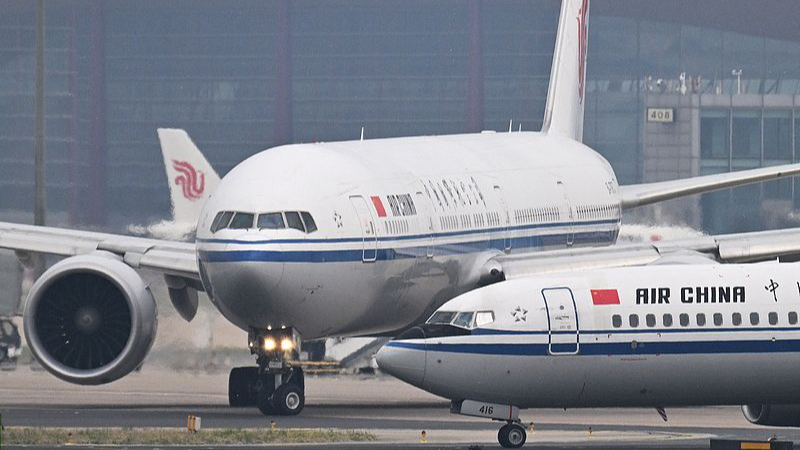An Air China Boeing 737-800 (R) and Boeing 777-300 ER taxi to a runway before takeoff at Beijing Capital Airport in Beijing, China, May 9, 2026. /VCG