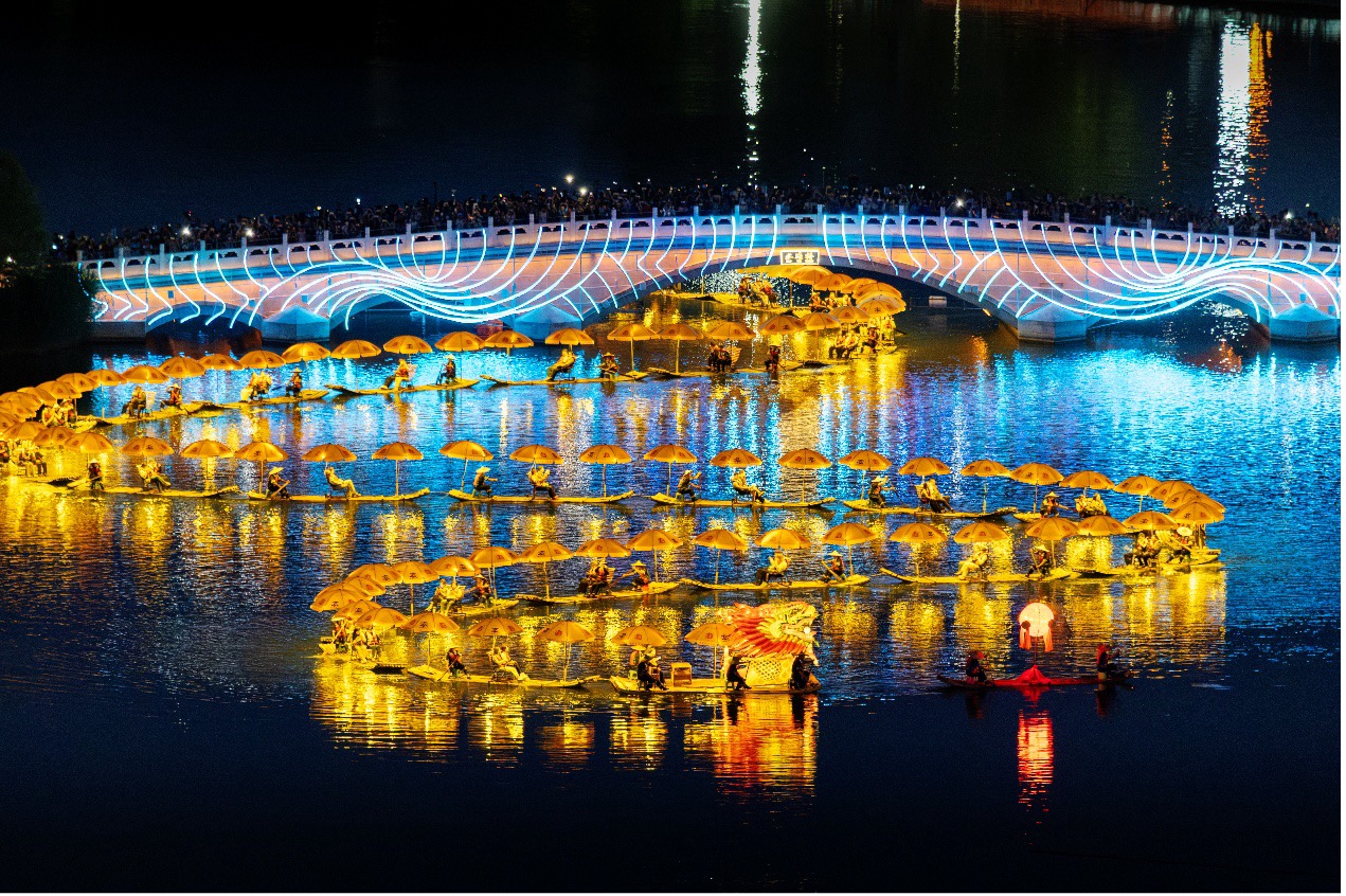 The Golden Dragon Parade glides along Beijing’s Liangma River on May 18, 2026. /VCG