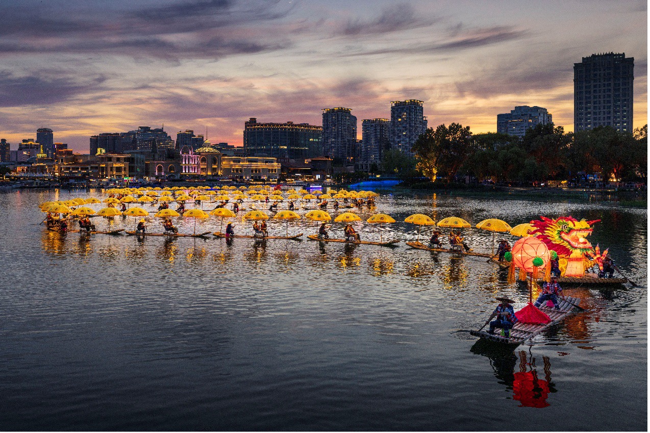 The Golden Dragon Parade glides along Beijing’s Liangma River on May 18, 2026. /VCG