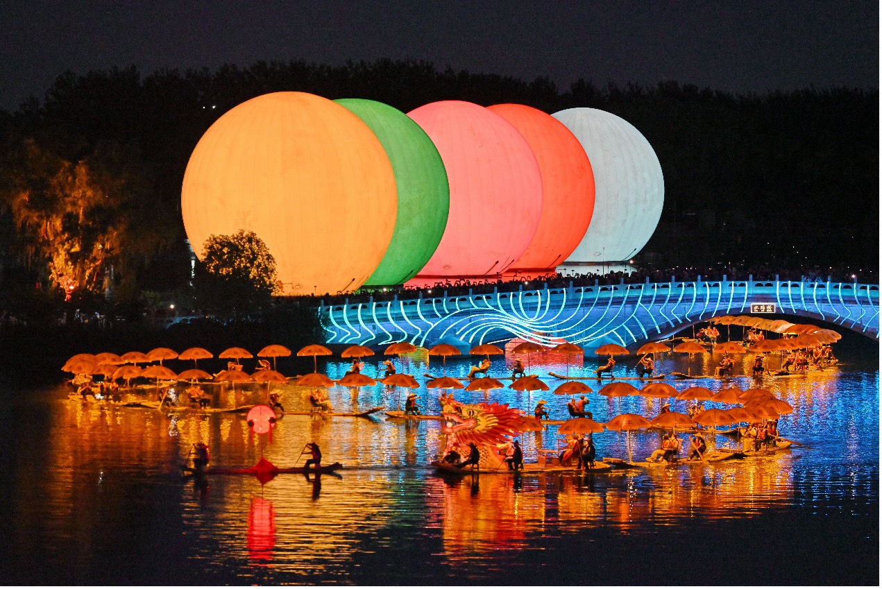 The Golden Dragon Parade glides along Beijing’s Liangma River on May 18, 2026. /VCG