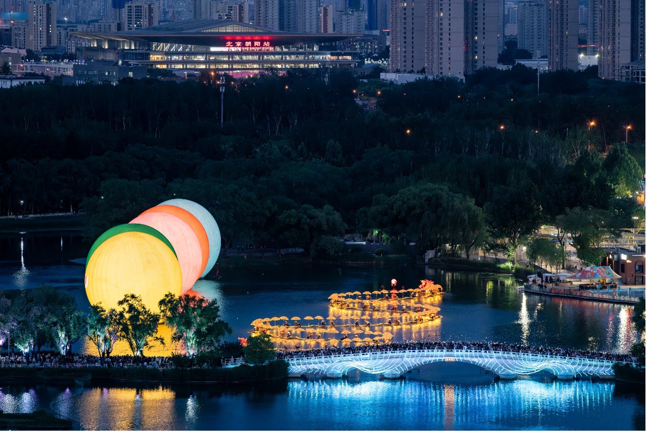 The Golden Dragon Parade glides along Beijing’s Liangma River on May 18, 2026. /VCG