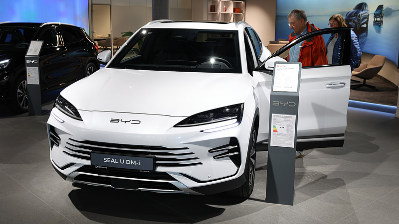 Potential customers inspect an electric car of Chinese manufacturer BYD at a dealership in Berlin, Germany, May 23, 2025. /CFP