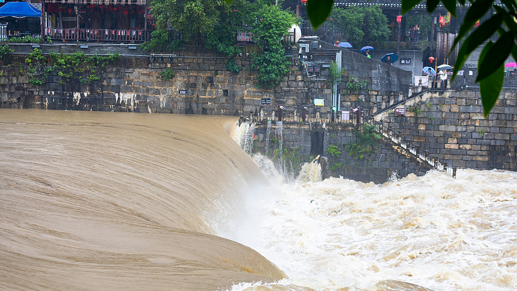 Water surges in the Wanrong River in Xiangxi Tujia and Miao Autonomous Prefecture, Hunan Province, central China, May 17, 2026. /VCG