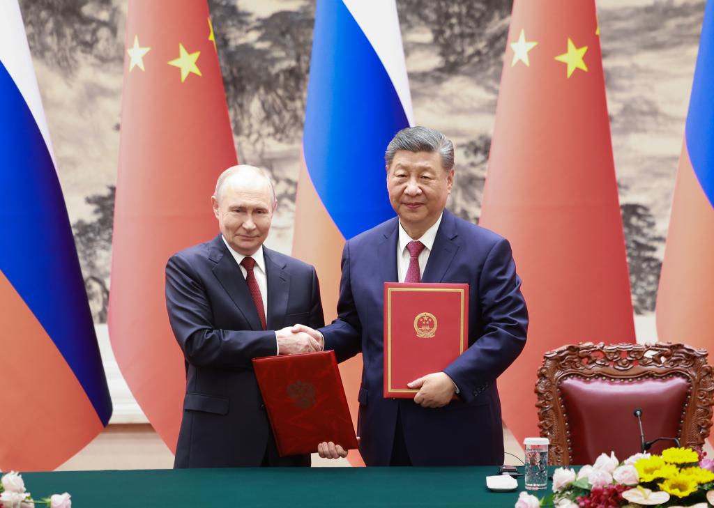 Chinese President Xi Jinping and Russian President Vladimir Putin sign a joint statement on further enhancing the comprehensive strategic coordination and deepening good-neighborliness and friendly cooperation between the two countries after their talks at the Great Hall of the People in Beijing, capital of China, May 20, 2026. /Xinhua