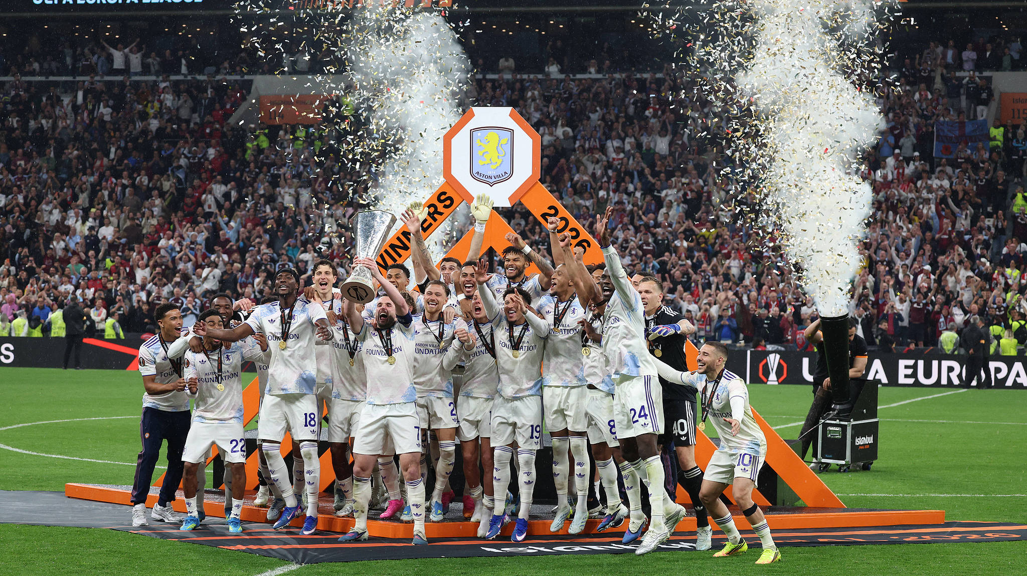 Players of Aston Villa celebrate after winning the UEFA Europa League title with a 3-0 win over Freiburg at Besiktas Park in Istanbul, Türkiye, May 20, 2026. /VCG
