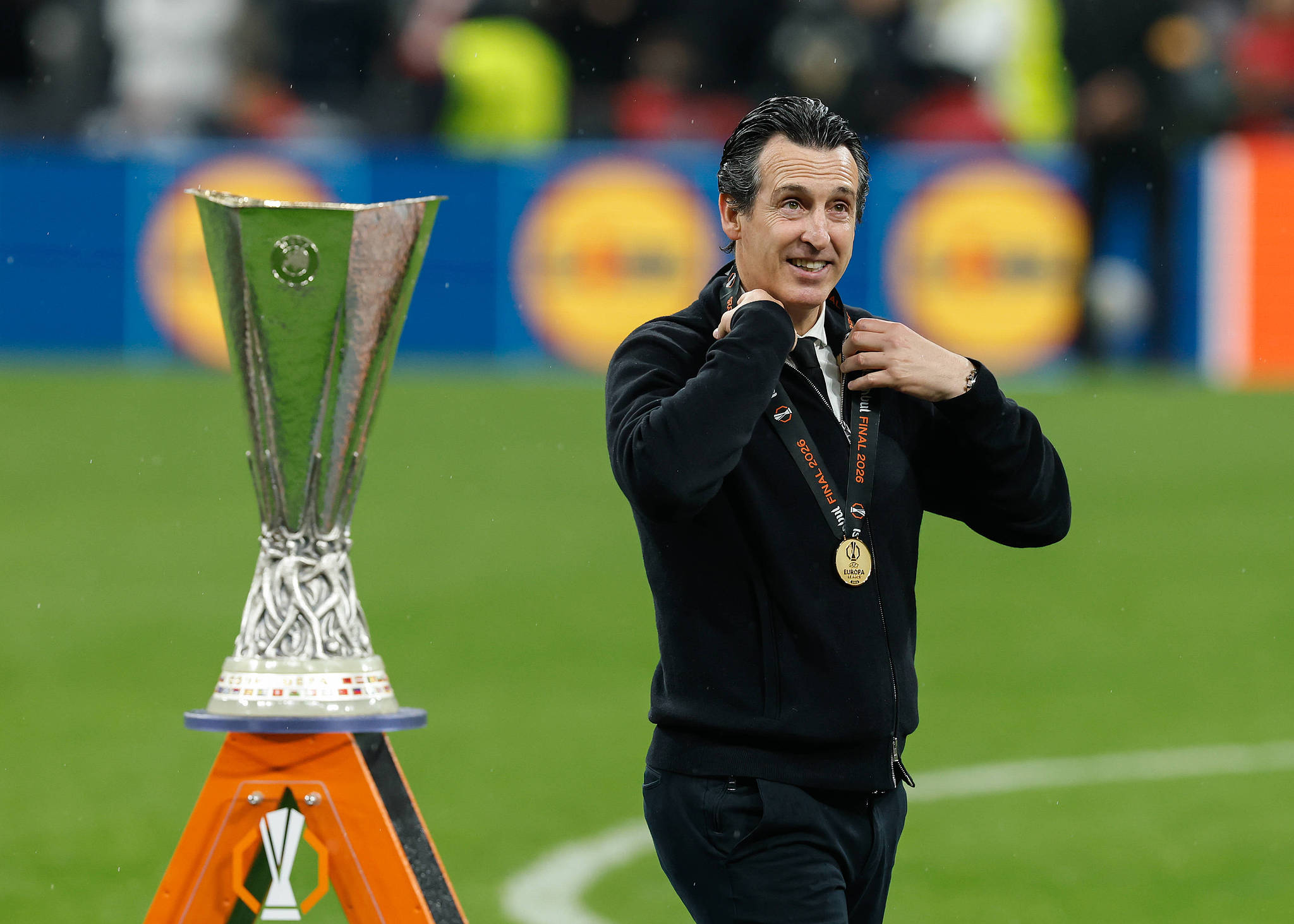Unai Emery, manager of Aston Villa, walks past the UEFA Europa League trophy after their 3-0 win over Freiburg at Besiktas Park in Istanbul, Türkiye, May 20, 2026. /VCG