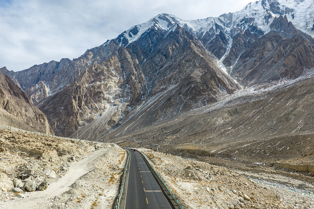 The Karakoram Highway, also known as the China-Pakistan Friendship Highway, serves as a key land passage under the framework of the China-Pakistan Economic Corridor, Kashi, Xinjiang Uygur Autonomous Region, China, February 17, 2026. /VCG 