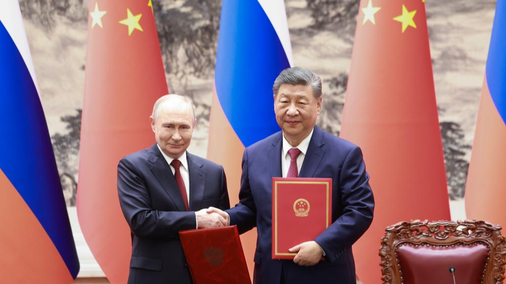 Chinese President Xi Jinping (R) and Russian President Vladimir Putin sign a joint statement on further enhancing the comprehensive strategic coordination and deepening good-neighborliness and friendly cooperation between the two countries at the Great Hall of the People in Beijing, China, May 20, 2026. /Xinhua