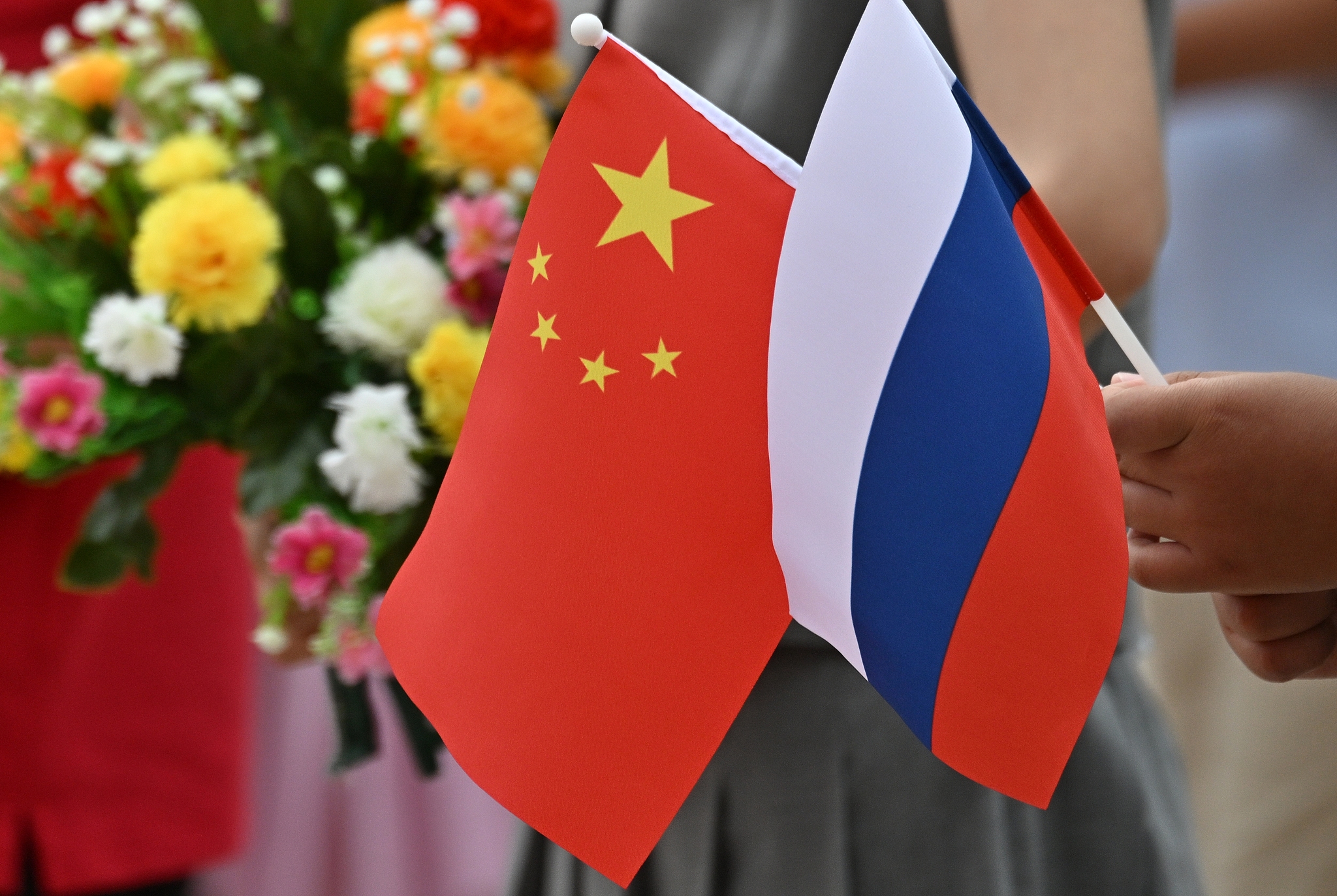 Chinese and Russian national flags. /VCG