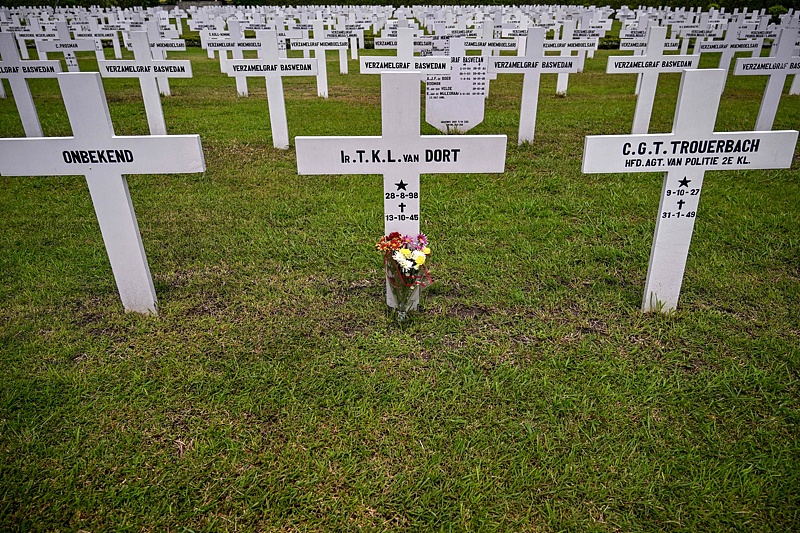 Flowers are seen placed at the grave of one of the Dutch soldiers killed in the Battle of the Java Sea at a Dutch war cemetery in Surabaya, February 27, 2025. /CFP