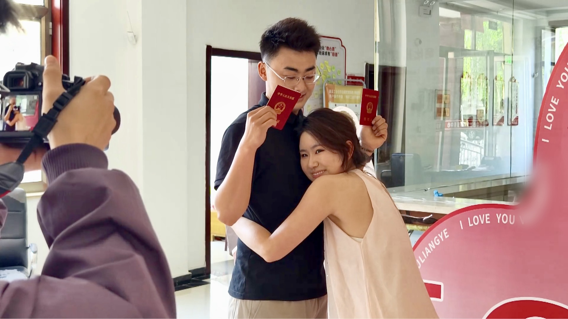 Love in the air: Marriage registrations peak on '520' in China