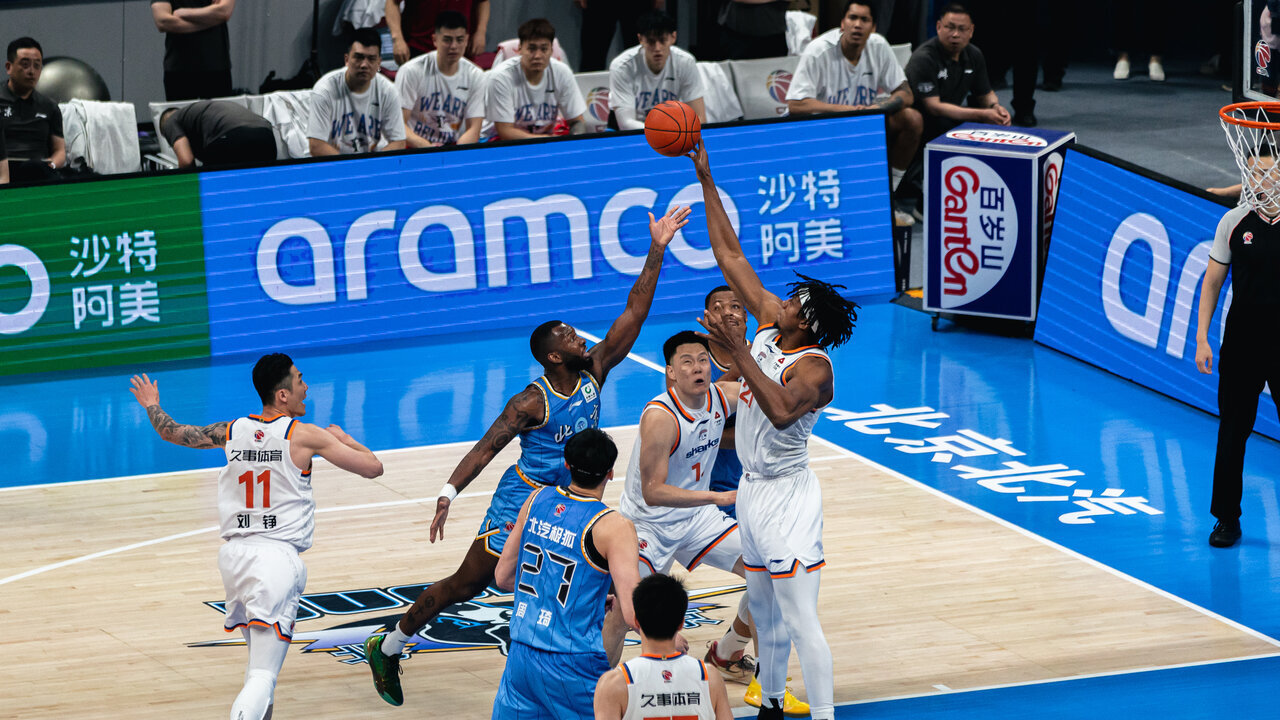 Hassan Whiteside (#21) of the Shanghai Sharks competes for a rebound in Game 3 of the CBA semifinals against the Beijing Ducks in Beijing, May 20, 2026. /Shanghai Sharks