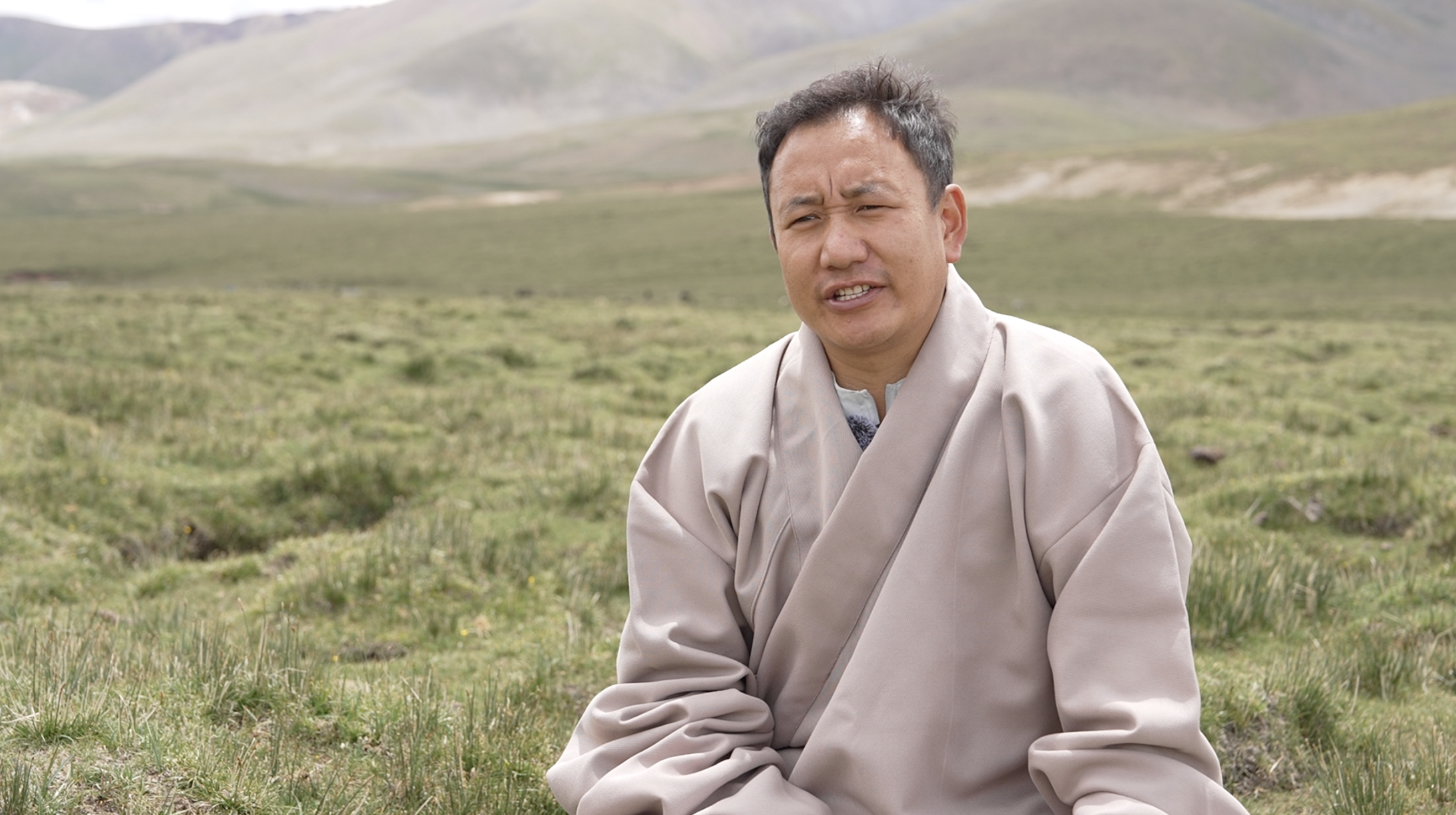 Young entrepreneur uses yak dung to save Xizang's grasslands
